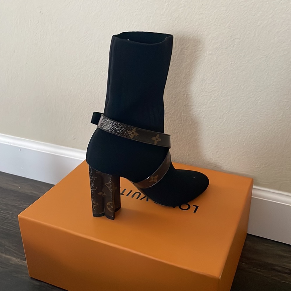 AUTHENTIC!! 💯Louis Vuitton Monogram Bootie. - Picture 2 of 4